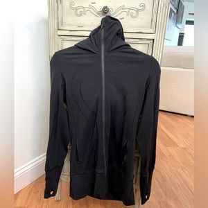 Womens Lululemon Hooded Radiant Jacket. Black. Sz 6. Butt coverage, high collar